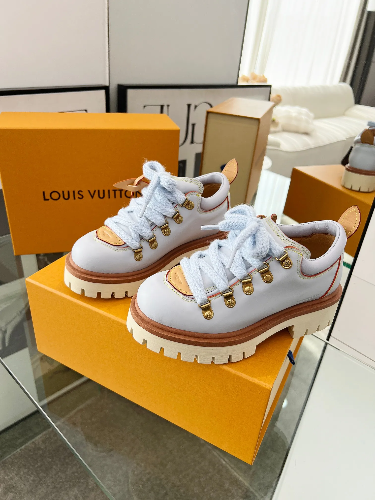 Factory direct sales p640🐘🐘Women's shoes Women's LV new couple's thick-soled hiking shoes, your original custom-made large-soled shoe brand, giving your feet flexibility and freedom, a good pair of shoes to wear all summer. Fabric: top-layer imported calfskin cowhide lining Size: 35-46 Welcome to send pictures to place orders